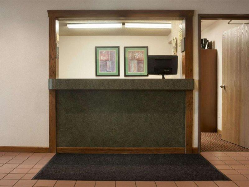 Super 8 By Wyndham Peoria Motel Exterior photo