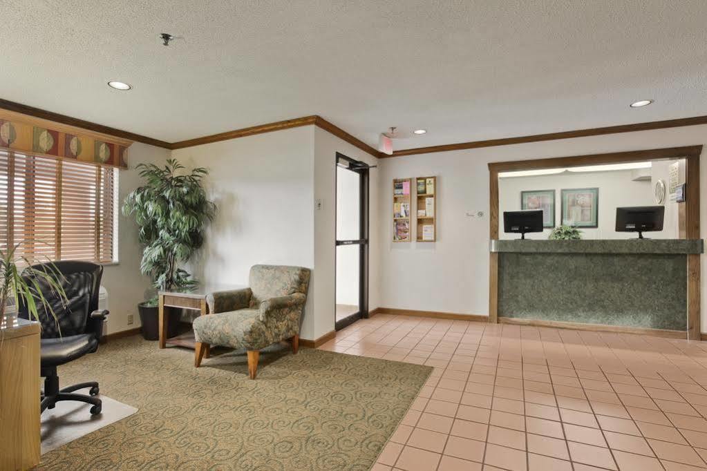 Super 8 By Wyndham Peoria Motel Exterior photo